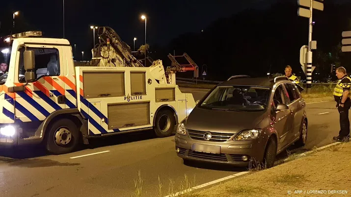 man vast om nepbom bij duits winkelcentrum