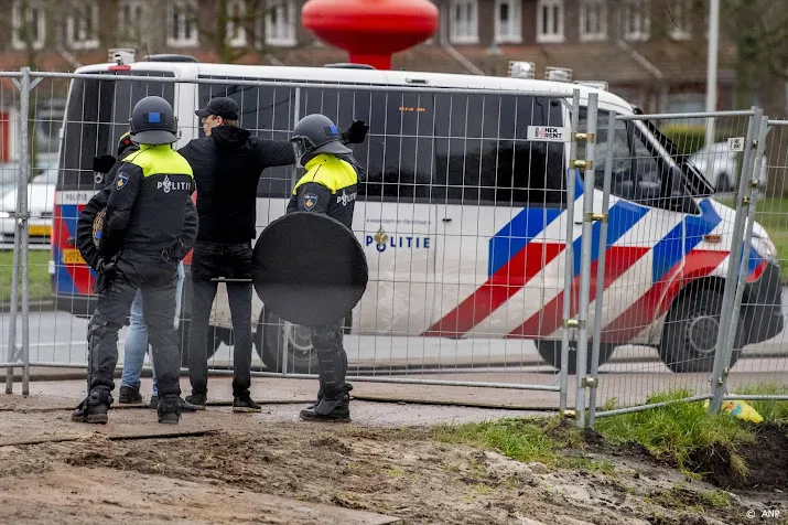 man vast voor steen door ruit politiebusje bij feyenoord ajax