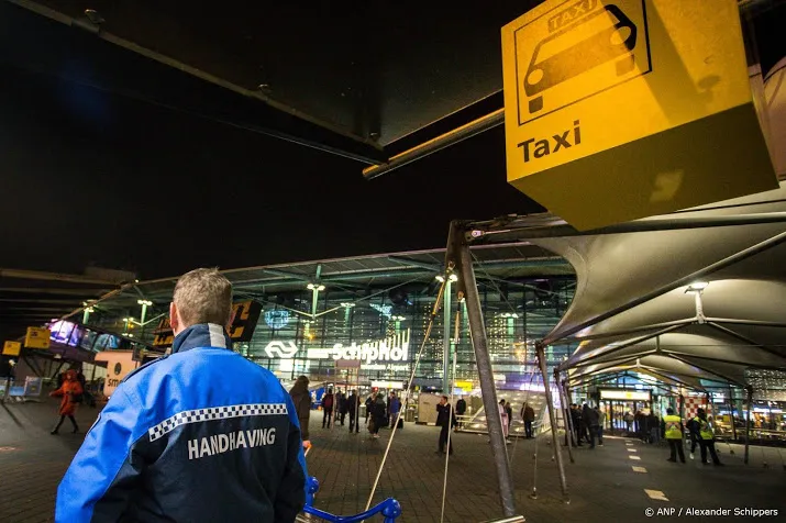man vast voor vernielen auto taxihandhaver