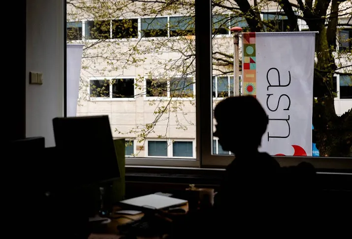 manager werkt vaakst over schoonmaker minst