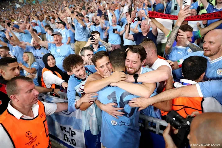 manchester city maandag gehuldigd in manchester met bustour