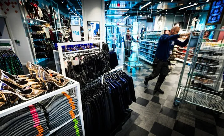 mannen geven kledingverkoop zetje