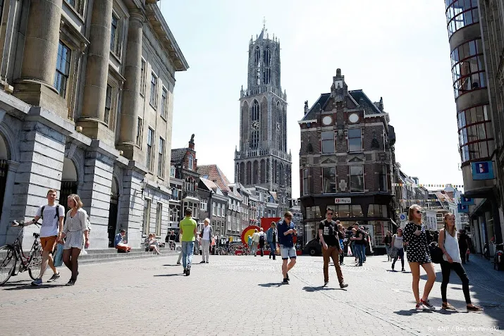 mannen nageroepen in utrechtse campagne tegen straatintimidatie