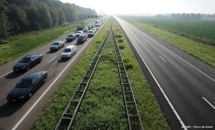 mannen vechten op a58 en veroorzaken gevaarlijke situatie op weg