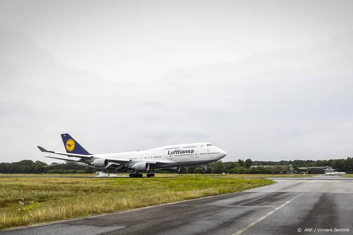 marathonlopers acht keer over landingsbaan vliegveld twente