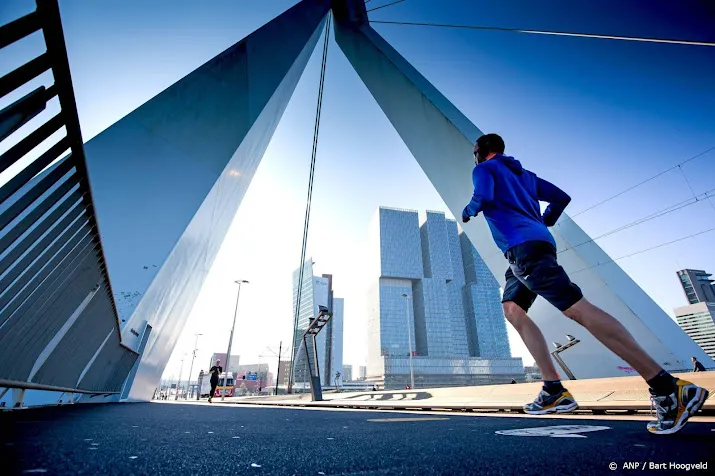 marathonlopers overspoelen eindelijk weer rotterdam