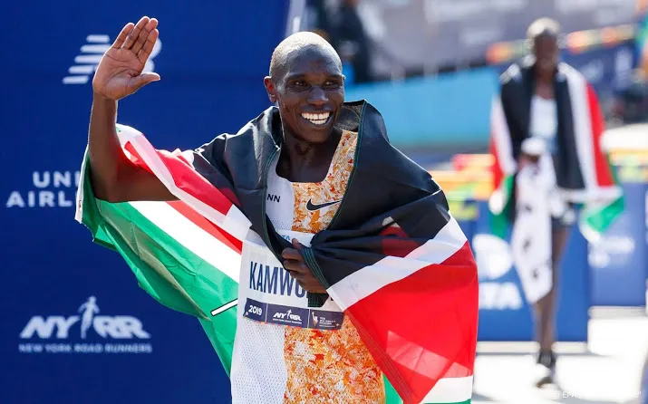 marathontopper kamworor breekt been bij aanrijding
