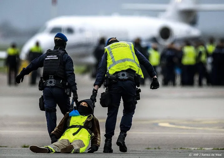 marechaussee aantal arrestanten bij acties schiphol richting 300