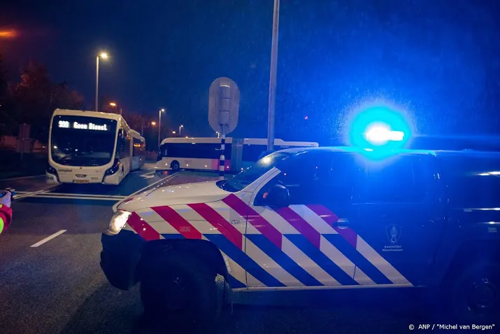 marechaussee bij toegangswegen schiphol om protest te beeindigen