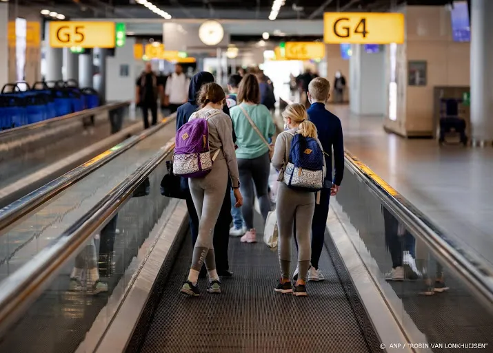marechaussee drukker met passagiers die overlast veroorzaken