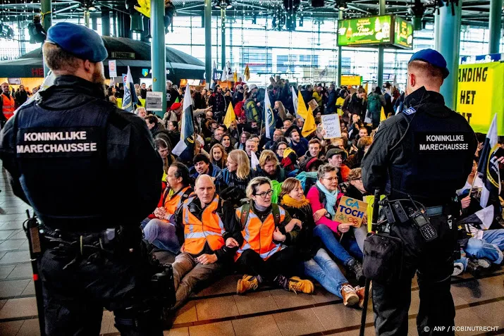 marechaussee haalt actievoerders weg