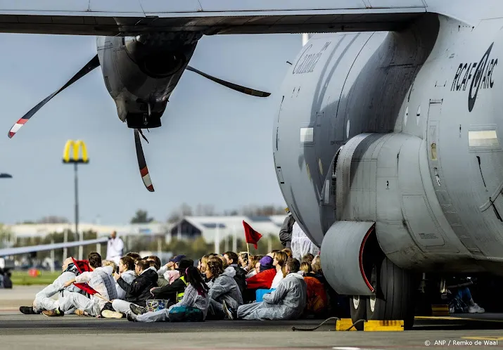 marechaussee houdt klimaatactivisten op schiphol aan