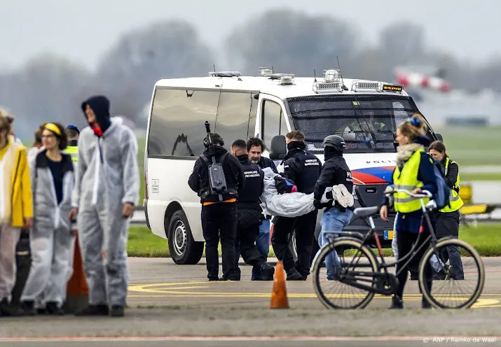 marechaussee houdt op schiphol oost fietsende activisten aan