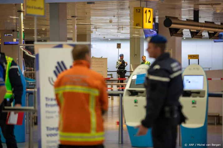marechaussee nog bezig met onderzoek naar motief van man met mes