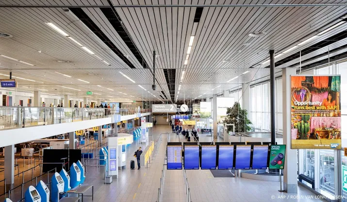 marechaussee schiet man neer die met mes dreigt op schiphol