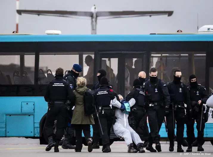 marechaussee tegen de 200 arrestaties na acties schiphol