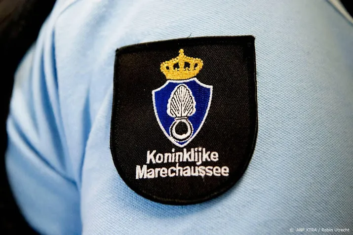 marechaussee vindt 18 mensen in vrachtwagen