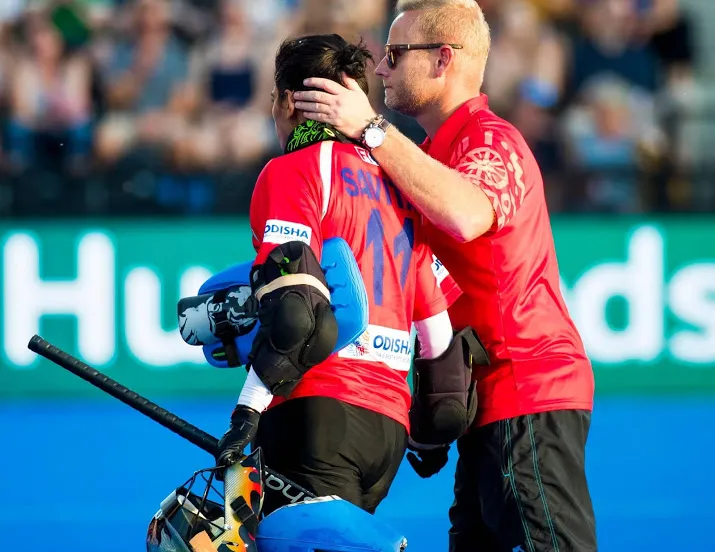 marijne met hockeysters india naar tokio