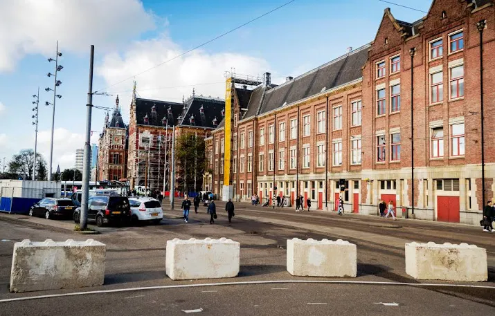 marine oefent tegen terroristen in amsterdam