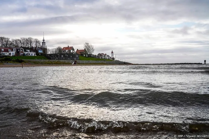 marineduikers naar de gezonken viskotter
