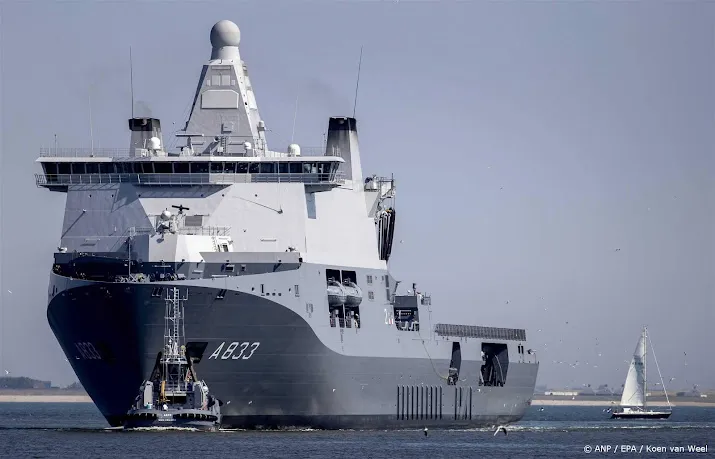 marineschip karel doorman op weg naar eu missie in rode zee