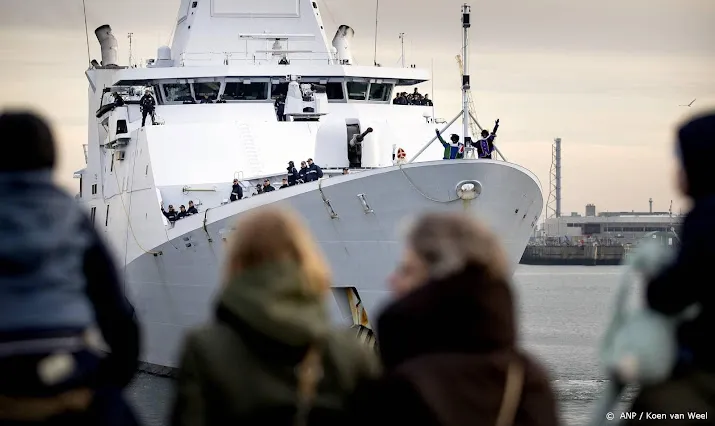 marineschip lost waarschuwingsschoten 224 kilo coke onderschept