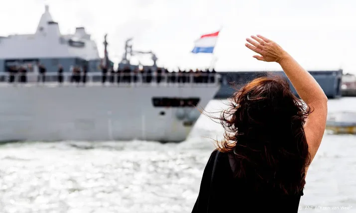 marineschip vertrekt richting straat van hormuz