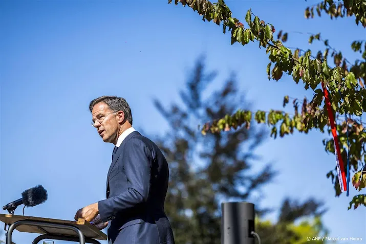 mark rutte en wende ontsteken bevrijdingsvuur in roermond