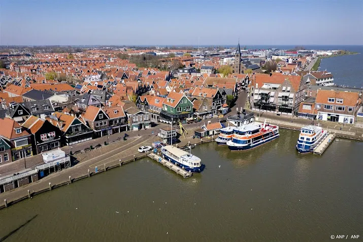 markermeer stroomt over de kade in volendam
