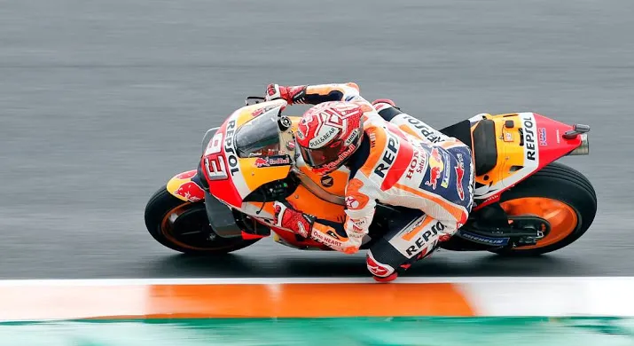 marquez crasht in regenrace valencia
