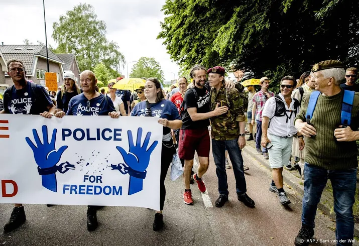 mars tegen coronamaatregelen trekt duizenden demonstranten