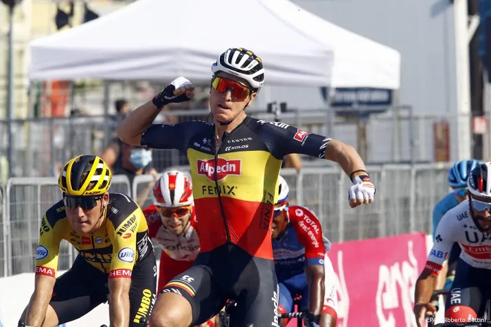 materiaalpech van der poel helpt ploeggenoot merlier aan zege
