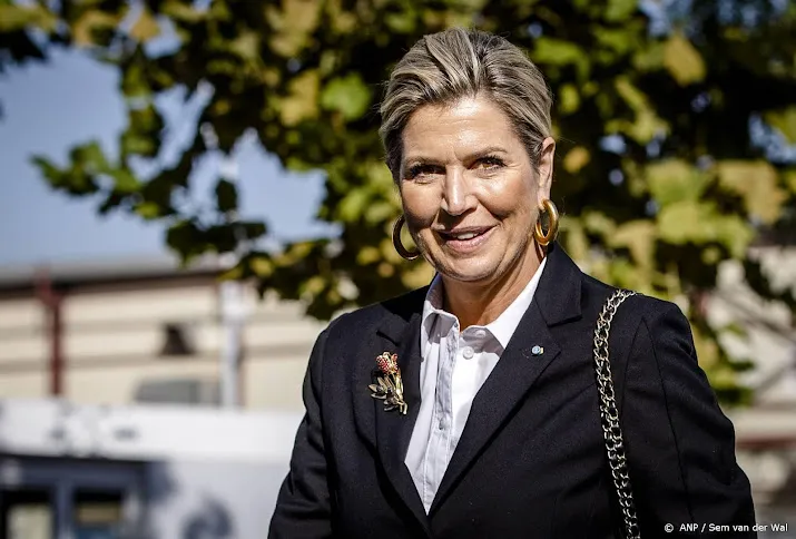 maxima bezoekt koloniale tentoonstelling in tropenmuseum