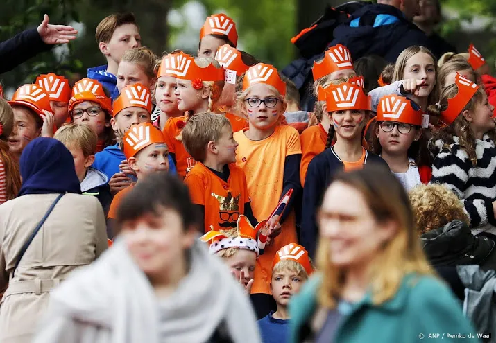 maxima draagt hoed van bananenvezel en zijde