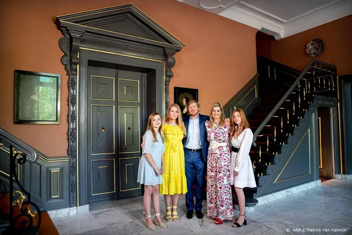 maxima viert koningsdag zonder hoed in kleurrijk jumpsuit