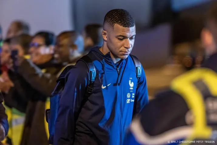 mbappe en neymar bij psg klaar voor hervatting franse competitie
