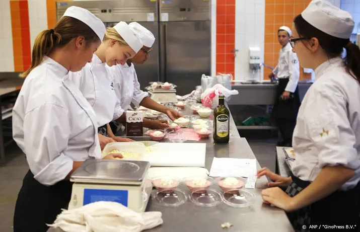 mbo raad verleng basisbeurs voor omscholing student om corona