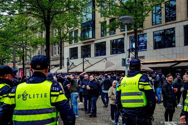 me bekogeld met stenen na verlies fc den bosch