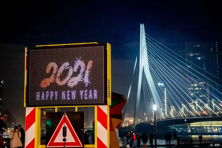 me grijpt in na gooien vuurwerk naar brandweer in rotterdam