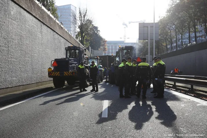 me grijpt in tegen flessen gooiende betogers