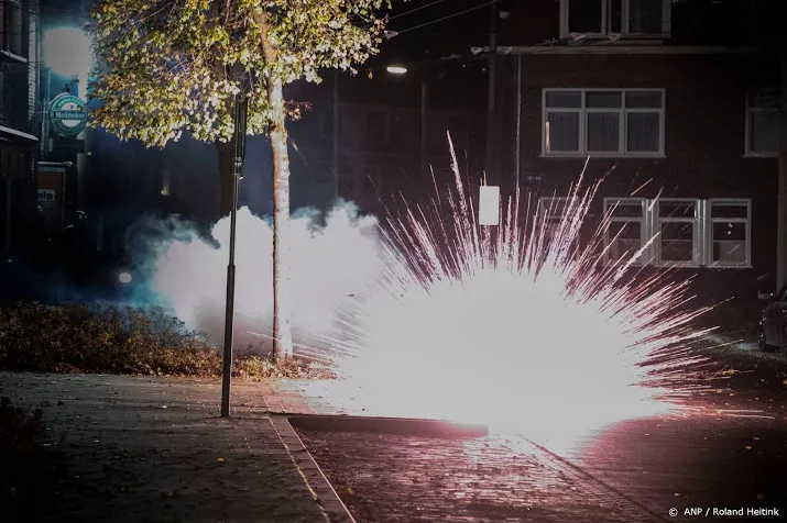 me ingezet in urk na gooien molotovcocktails en zwaar vuurwerk