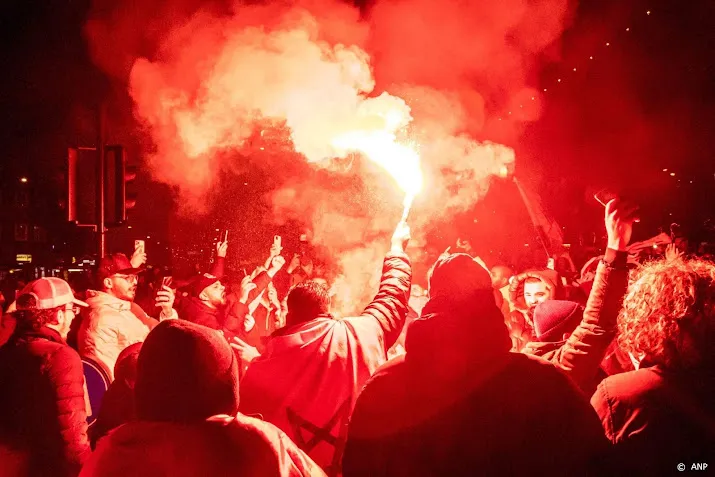 me roept feestende menigte in den haag op te vertrekken