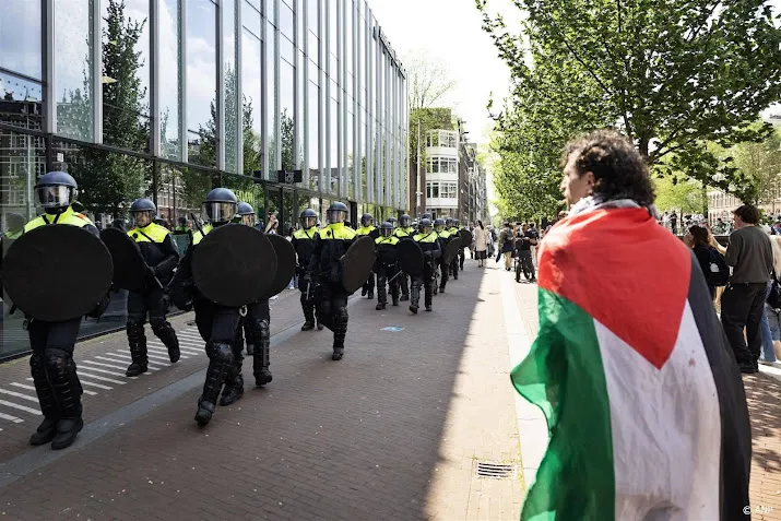 me viel pand uva binnen om studenten weg te halen geen ontruiming