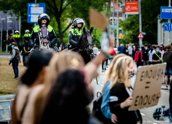me voert in rotterdam charges uit op schouwburgplein