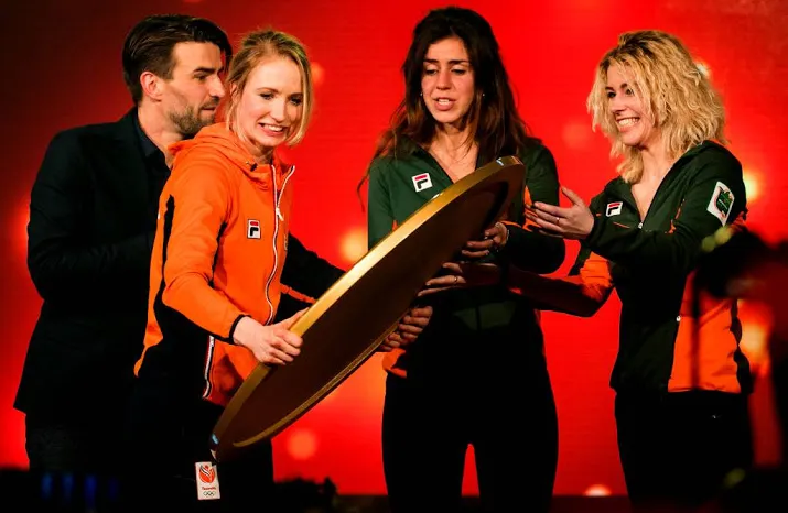 medaillewinaars gehuldigd in holland house