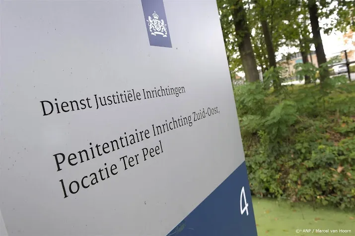 medewerker gevangenis ter peel weg om relatie met gevangene