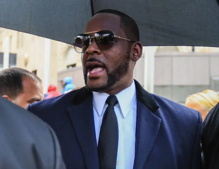 medewerker r kelly krijgt celstraf voor intimideren getuige