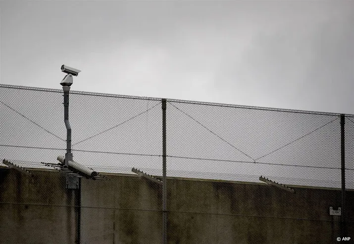 medewerkers detentiecentrum rotterdam gewond bij grote vechtpartij