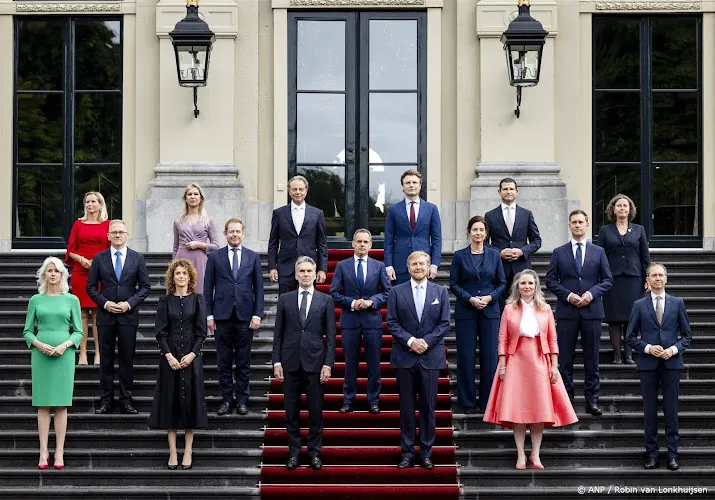 media buurlanden nederland begint aan politiek experiment