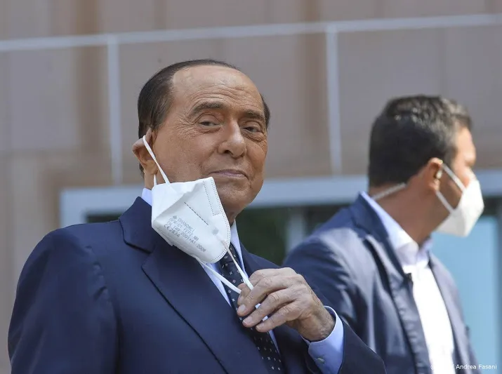 mediabedrijf berlusconi beslecht jarenlange ruzie met fransen